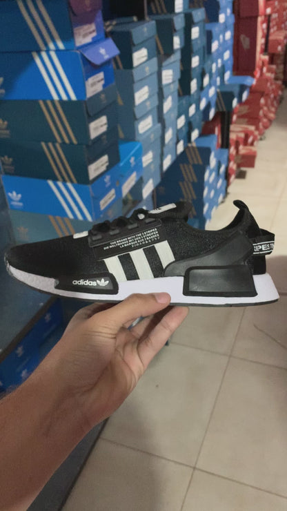 NMD R1 V2 Boost (Preto/Branco)